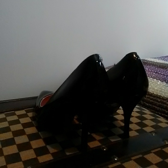 Guess Black Heels-Some minor scuffs - Picture 4 of 6